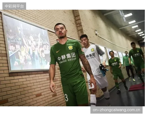 归化铁腰李可用不惜力的奔跑覆盖国安中场,成为球队攻防转换体系中不可或缺的节拍器。 归化铁腰李可用不惜力的奔跑覆盖国安中场,成为球队攻防转换体系中不可或缺的节拍器。